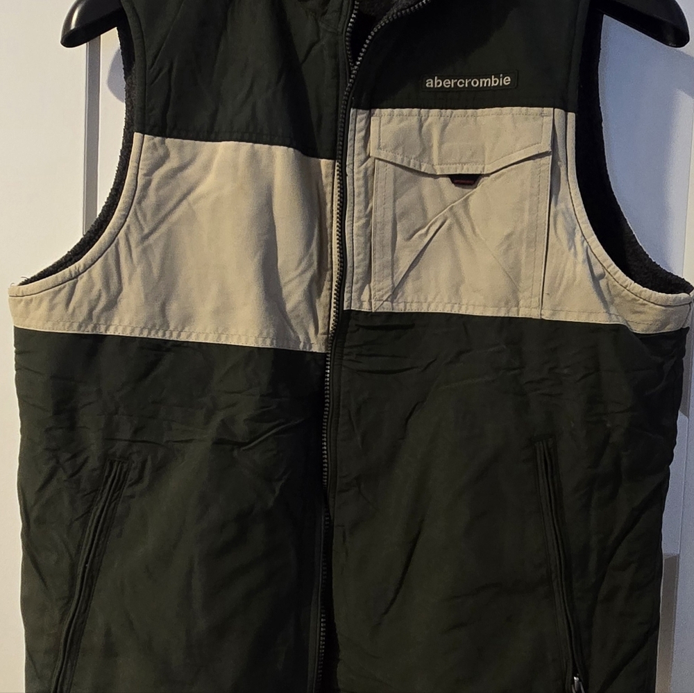 Abercrombie- Men's reversible vest, size medium